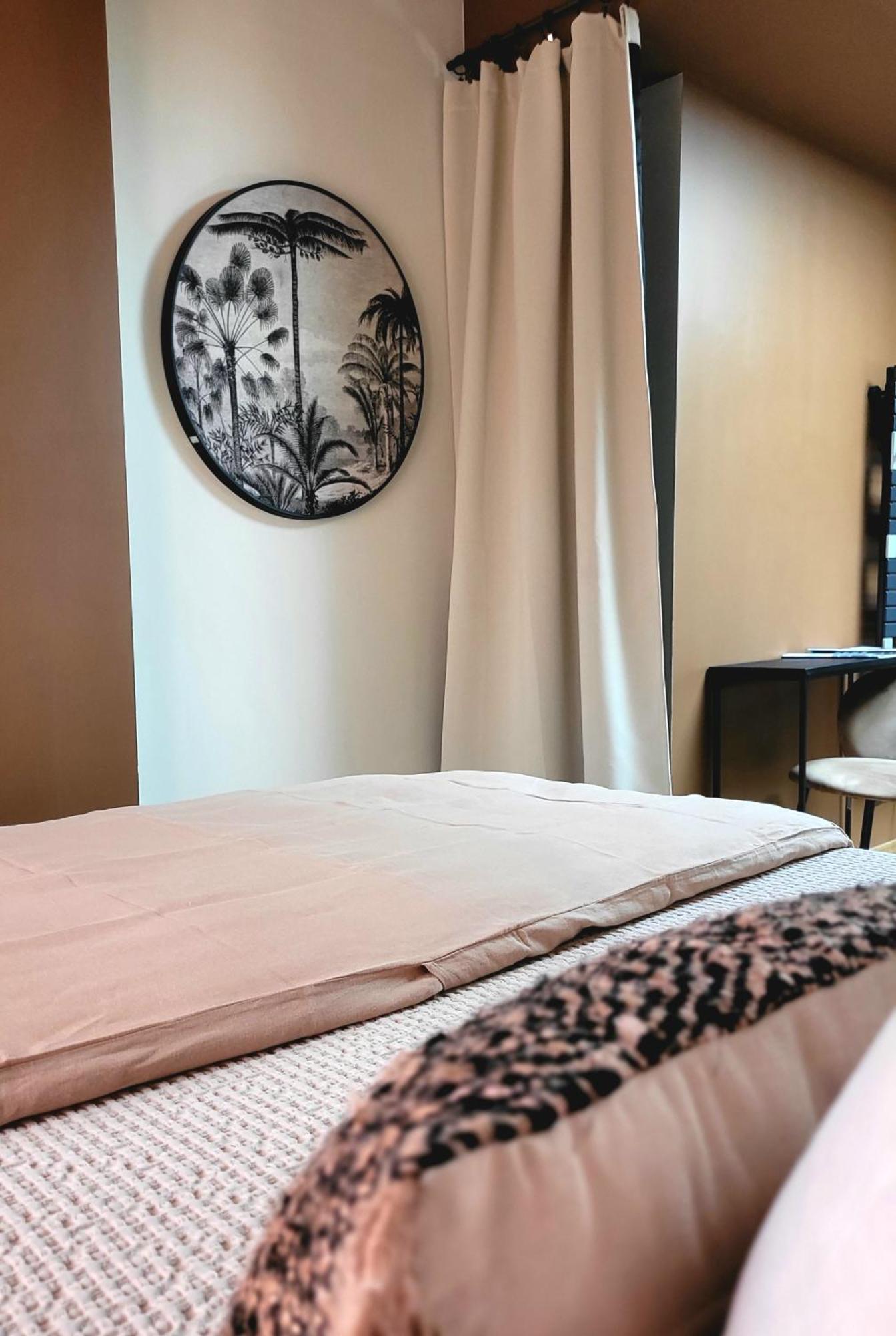 Tresors De Sens Bed & Breakfast Room photo
